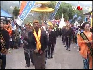 4 Tumpeng Raksasa Dilarung di Telaga Sarangan