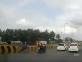 పేరెంట్స్ బైక్ నుంచి కిందపడినా.. పెను ప్రమాదం నుంచి బయటపడ్డ చిన్నారి