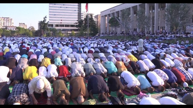 Report TV - Mijëra besimtarë myslimanë falin Kurban bajramin te sheshi Skënderbej