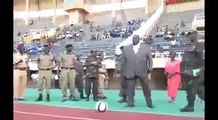#شاهد.. سقوط وزير الرياضة الكونغولي أثناء إعطائه إشارة انطلاق مباراة كرة قدم