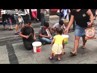 Sokak Sanatçısı Olan Gençlerden Çav Bella Performansı