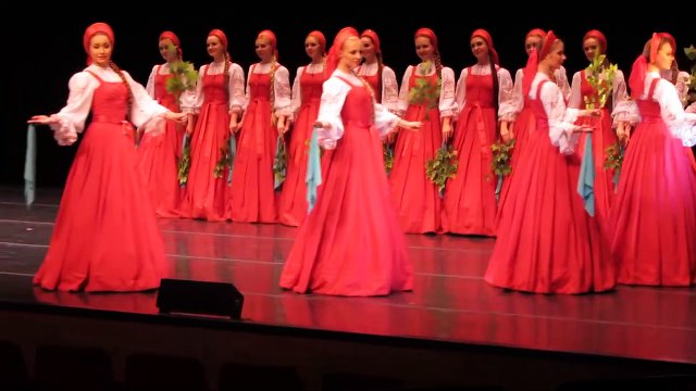 Ces danseuses folkloriques Russes flottent au dessus du sol