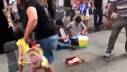 Çocuklardan boş kovayla Çav Bella performansı