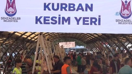 Manisalı Vatandaşlar Kurban İbadetini Yerine Getiriyor