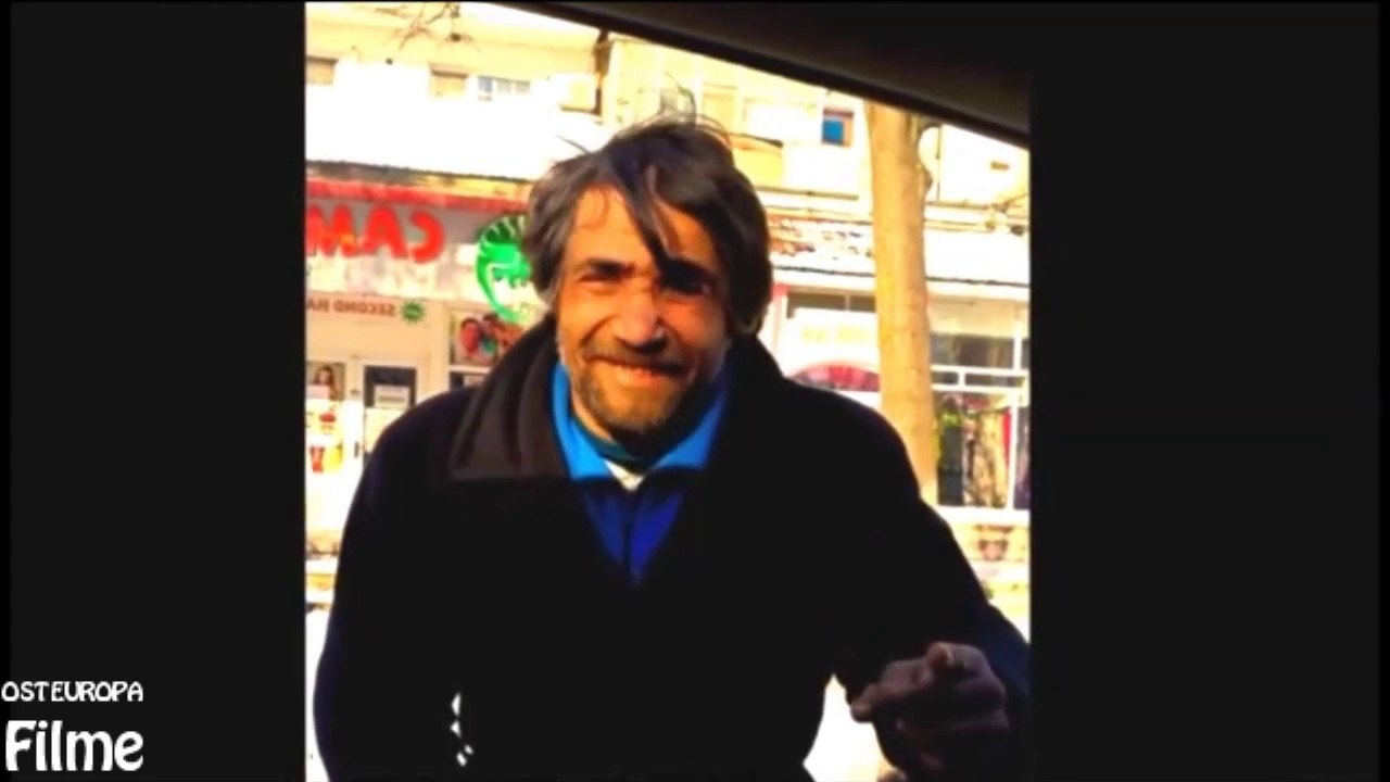 Ein obdachloser Mann singen indische Musik