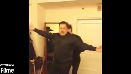 Ein dicker Mann tanzen auf dem Lied Aicha