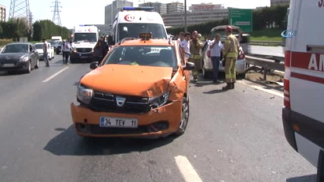 Araç İçerisinde Sıkışan Kadını Kurtarmak İçin Seferber Oldular