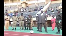 Le Ministre des Sports ougandais se ridiculise en tirant dans un ballon avant un match de football
