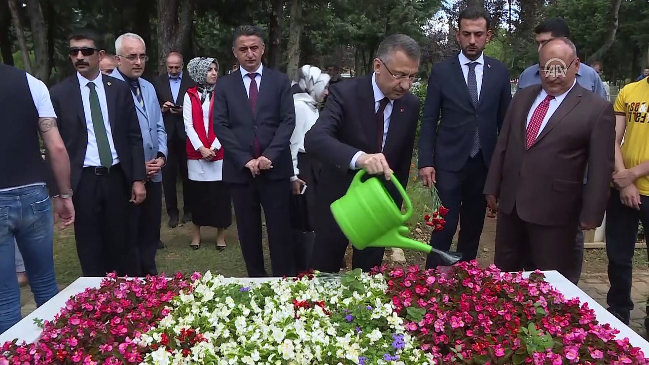 Cumhurbaşkanı Yardımcısı Oktay'dan şehitlik ziyareti - İSTANBUL