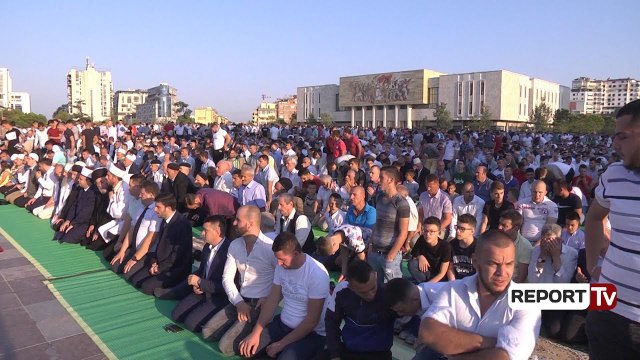 Report TV - Besmitarët myslimanë falin Kurban Bajrami, politika uron për paqe, begati e mirësi