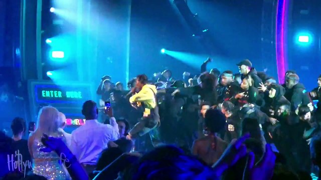 Kylie Jenner Watches Travis Scott Perform Sicko Mode At MTV VMAS 2018 EXCLUSIVE | Hollywoodlife