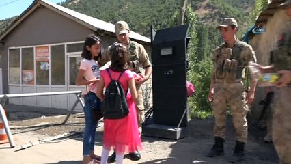 Irak sınırında jandarma vatandaşın bayramını kutladı