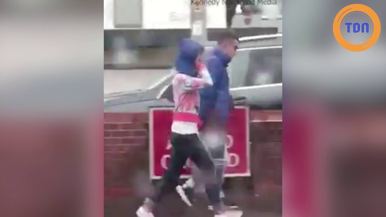 Un homme ne donne que sa capuche lors d'une forte pluie à sa petite amie !