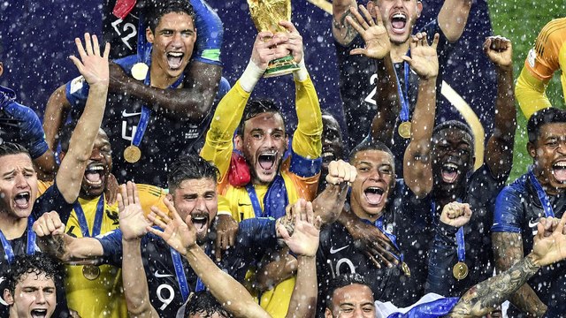 Le foot c'est une grosse affaire de fric , déclare Geneviève de Fontenay sur RTL