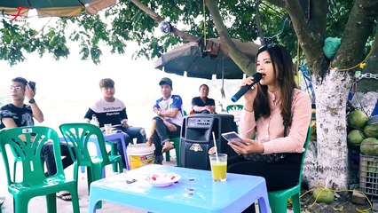 Cô gái có giọng hát hay cuốn hút cả quán trà đá phải phiêu theo điệu nhạc - Nếu Được Làm Người Tình.mp4