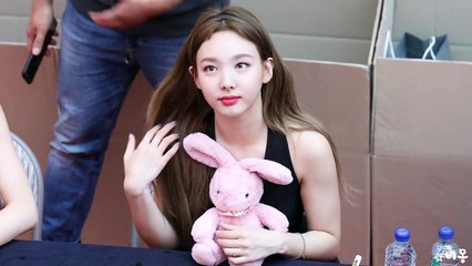 180722 트와이스(TWICE) 사인중인 나연(Nayeon's Fansign) [스타필드하남팬사인회]