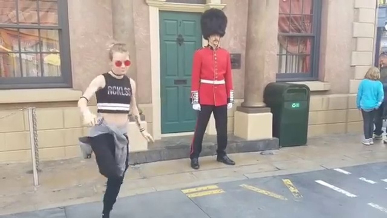 Let's shuffle! The royal guard could'nt help it!