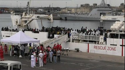 Diciotti atracou em Catânia mas os migrantes não podem sair do navio