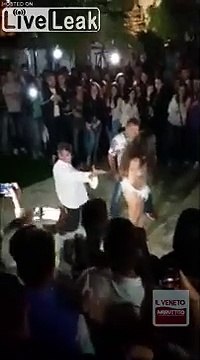 Il vient se coller à une danseuse mais sa femme ne va pas apprécier... Ahaha