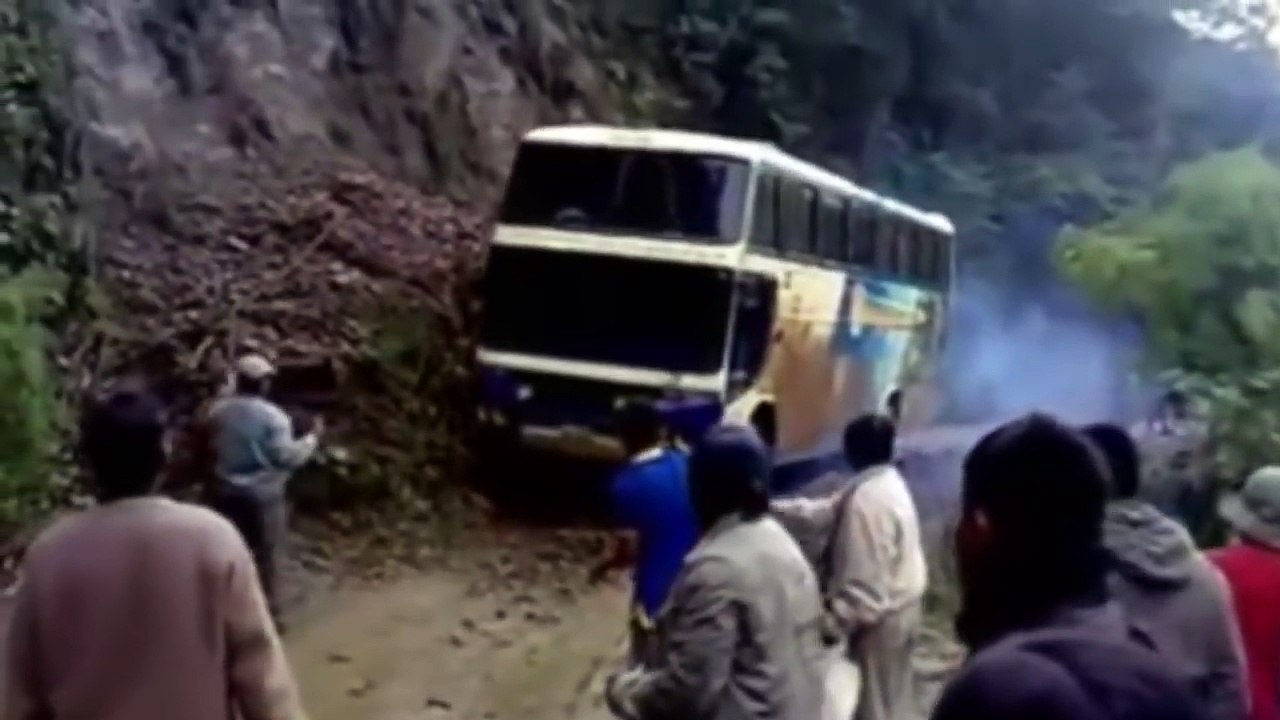 Les ROUTES Les Plus DANGEREUSES Du MONDE | lama...