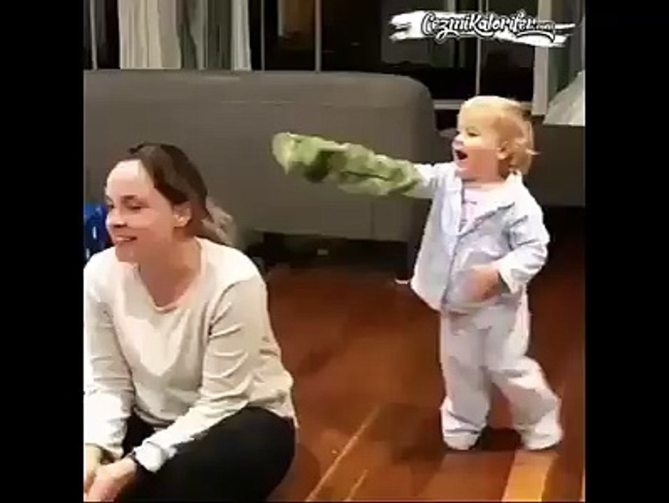 El Kuklasıyla Annesini Korkutmaya Çalışan Ufaklık ve Oyunculuğunu Konuşturan Anne
