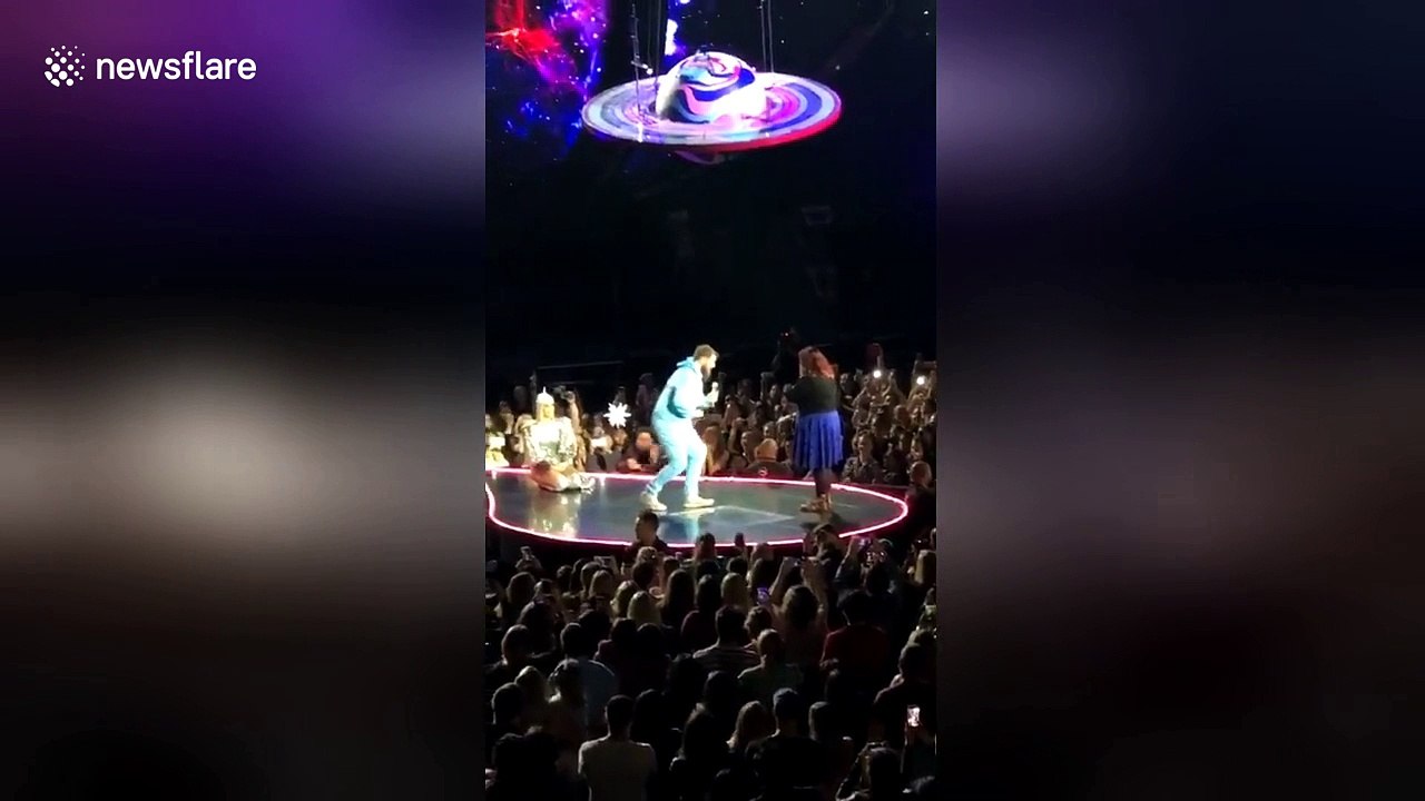 Katy Perry helps fan propose to his girlfriend on stage during Auckland concert