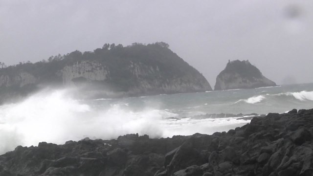 [날씨] 제주·남해안 '태풍주의보', 강풍 동반한 폭우...내륙 폭염 / YTN