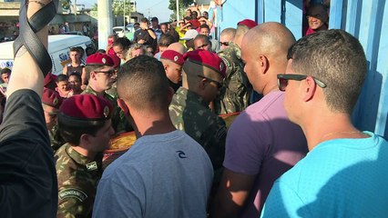 Dois soldados são enterrados no Rio