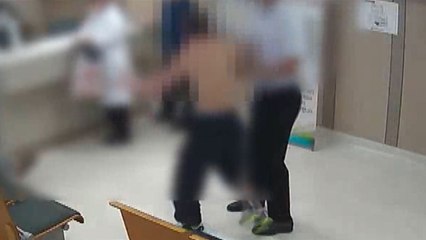 '갑자기 옷 벗더니...' 출소한 날 응급실에서 행패 부린 60대 구속 / YTN