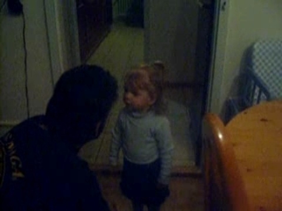 sam montre a papa comment fait maman