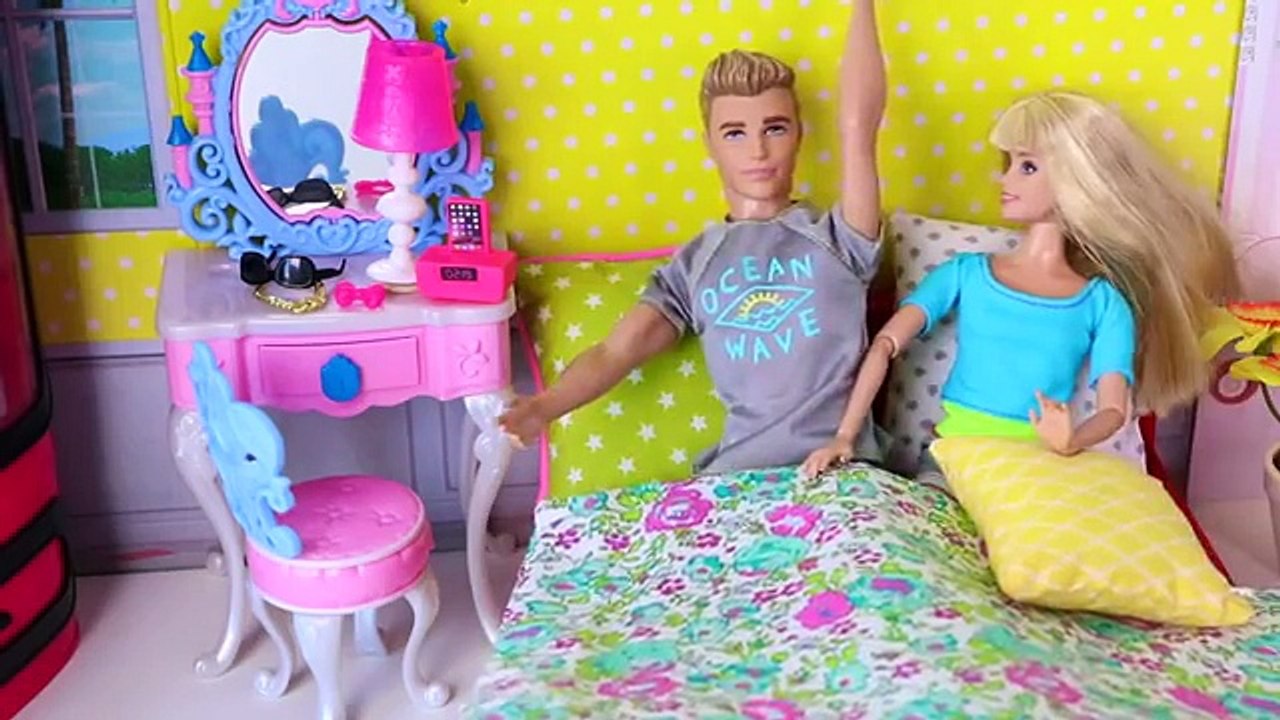 Barbie Girl, Ken & Baby Dolls trip to Disneyland! Play Barbie family morning routine for P