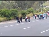 Cientos de venezolanos decidieron ingresar a Ecuador sin pasaporte ante la negativa de una prórroga. Su decisión es caminar hasta la frontera sur del país antes