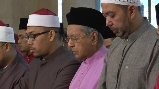 Tun M joins Muslims for Aidiladha prayers