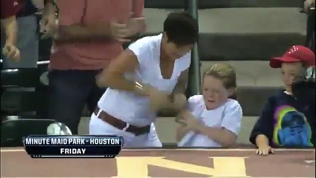 Une femme vole la balle de Baseball destinée à une enfant