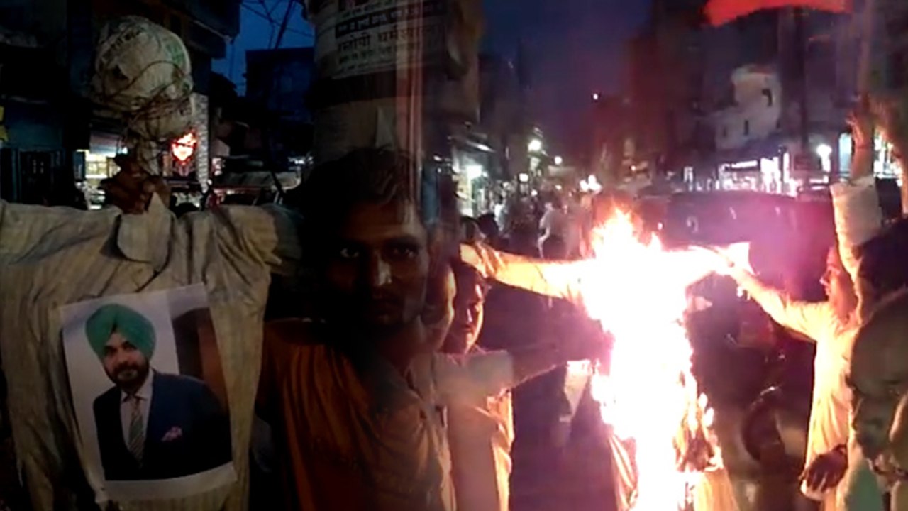 सिदधू के पाकिस्तान जाने का विरोध हुआ और भी तीखा, यूपी के इन शहरों में जलाए गए पुतले
