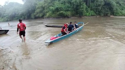 Скачать видео: Teenager found drowned after playing at lagoon