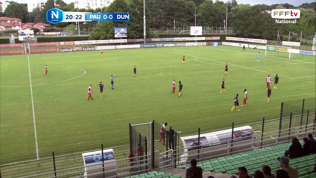 Belle frappe repoussée par le gardien du PAU FC.