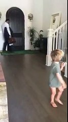 Un petit garçon souhaite à son père de bien péter au travail