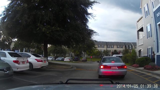 Cet homme s'enfuit de sa voiture car il pense qu'un policier le suit