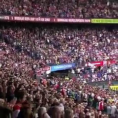 Feyenoord maça hasta çocukları davet etti, Excelsior taraftarları durumdan haberdar oldu ve dünya birkaç dakikalığına güzelleşti...