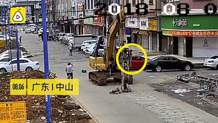 رجل يستخدم  حفار عملاق في إتلاف سيارة صديقه