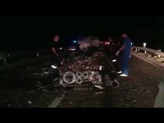 Video herunterladen: Ora News - Tragjike, dy të rinj humbin jetën në një aksident në aksin Lezhë-Shkodër