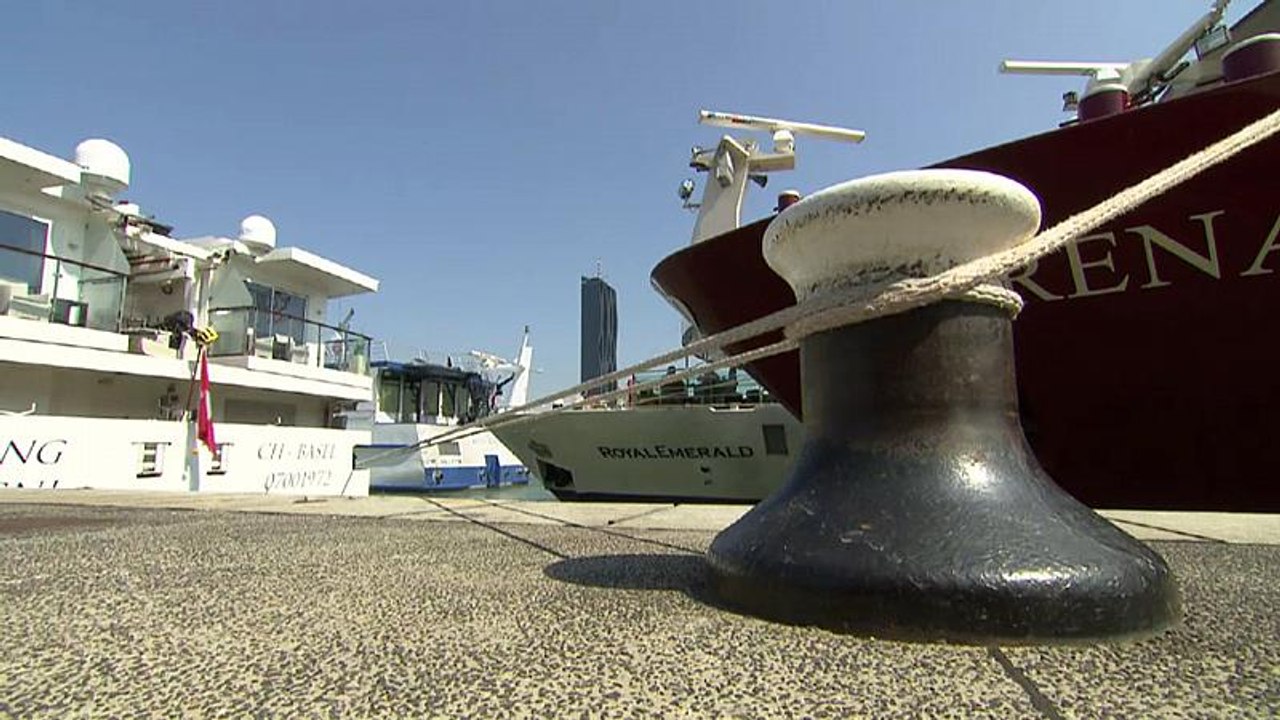 Donau: Schiffe liegen in Wien fest