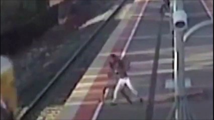 Ce fou veut pousser sa copine sous un train