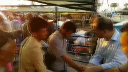 Kurban pazarında anlaşamayan alıcı ile satıcıya milletvekili aracı oldu