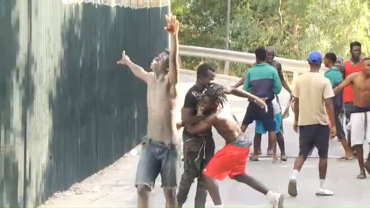 Siete guardias civiles heridos tras un asalto masivo a la valla de Ceuta