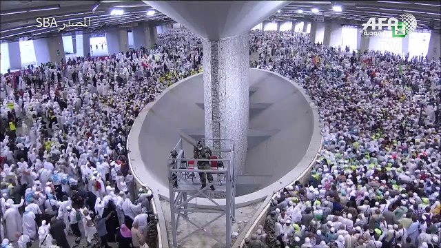 الحجاج يواصلون رمي الجمرات في منى في ثاني أيام التشريق