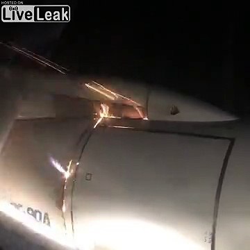 Ce réacteur d'avion prend feu en plein vol !