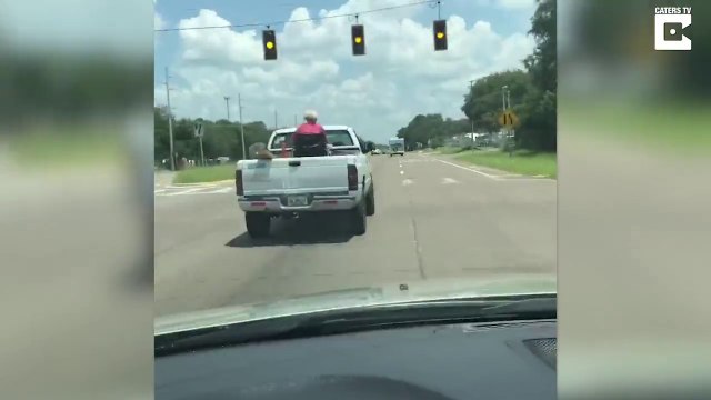 Mamie en chaise roulante à l'arrière d'un pick up !