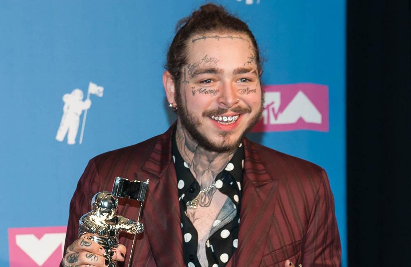 ⁣Post Malone caught in plane emergency after landing gear blew out